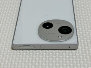 AQUOS R9の上部デザイン